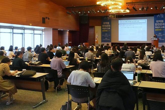 한국의약품안전관리원이 10일부터 11일까지 이틀간 서울 중구 포스트타워에서 2025년 제2차 의약품 안전관리책임자 심화과정 교육을 실시했다.(사진=한국의약품안전관리원)
