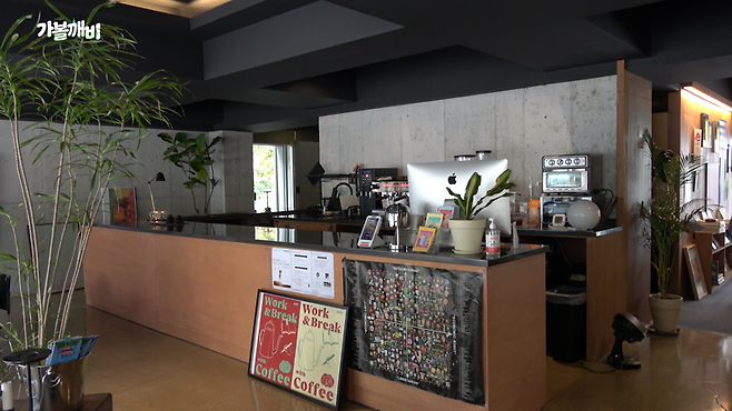 커뮤니티 공간 1층 카페