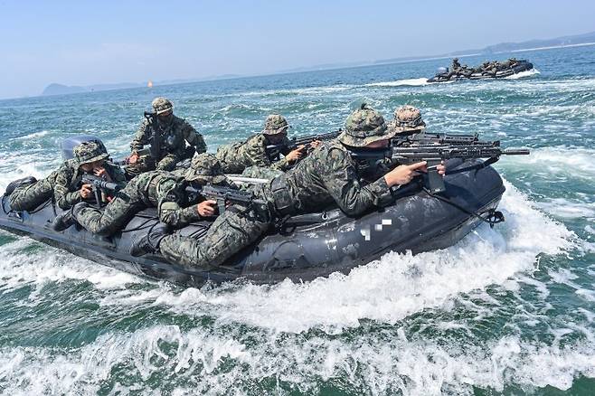 육군 특수전사령부 예하 귀성부대는 지난 7일부터 11일까지 충남 태안 안면도 일대에서 폭염을 극복하며 해상침투훈련을 실시했다.이번 훈련은 특전대원들의 해상침투능력을 강화하기 위해 계획되었으며, 실자산을 활용한 해상은밀침투 및 침투장비 운용능력 검증을 중점으로 강도 높게 진행되었다. 사진은 귀성부대 특전대원들이 고무보트를 활용한 해상고속침투 훈련을 하고 있다. 육군 제공