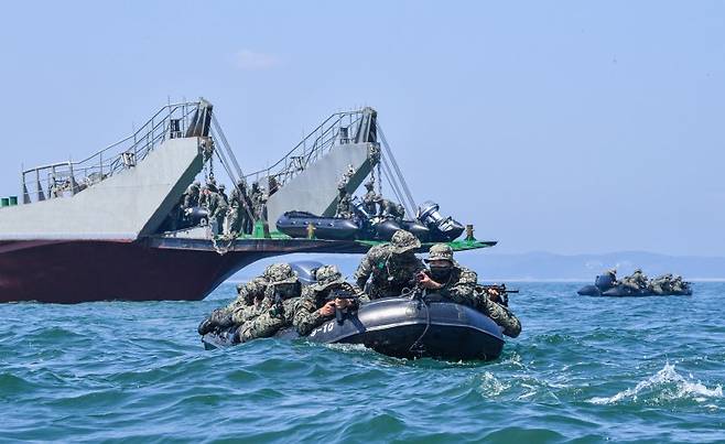 육군 특수전사령부 예하 귀성부대는 지난 7일부터 11일까지 충남 태안 안면도 일대에서 폭염을 극복하며 해상침투훈련을 실시했다.이번 훈련은 특전대원들의 해상침투능력을 강화하기 위해 계획되었으며, 실자산을 활용한 해상은밀침투 및 침투장비 운용능력 검증을 중점으로 강도 높게 진행되었다. 사진은 귀성부대 특전대원들이 모선에서 고무보트를 활용해 이탈하는 이함훈련을 하고 있다. 육군 제공