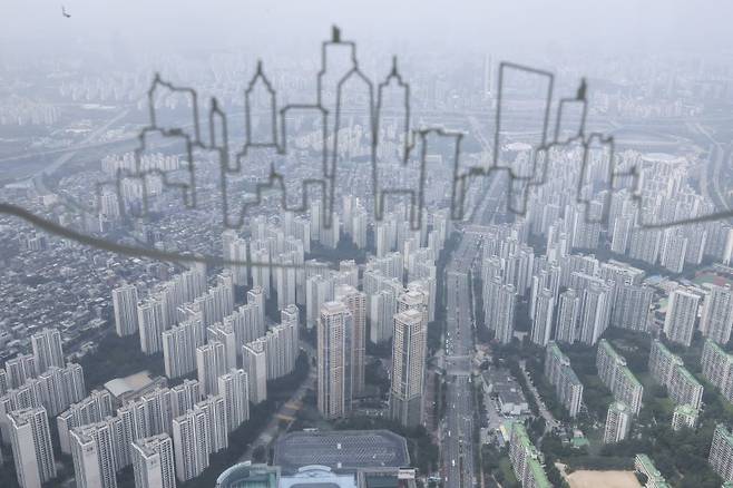 6일 서울 송파구의 롯데월드타워 스카이라운지에서 강남과 송파지역 아파트 모습이 보이고 있다. 사진=뉴시스