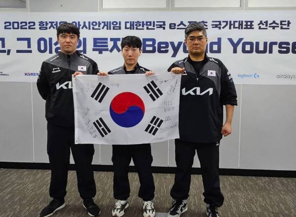 아시안 게임 금메달을 딴 김관우 선수(가운데)와 강성훈 국가대표 감독(우측)