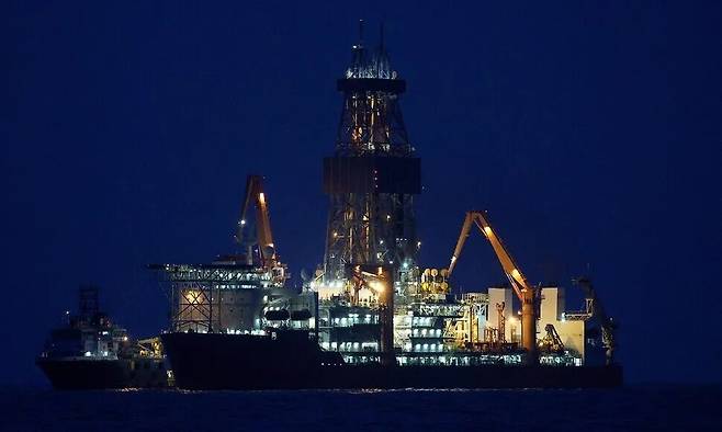 지난해 12월30일 새벽 경북 포항 앞바다에 위치한 대왕고래 유망구조에서 웨스트카펠라호가 탐사 시추 작업을 하고 있다. 연합뉴스