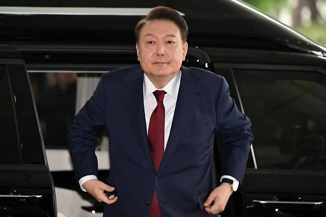 윤석열 전 대통령이 지난달 28일 서울 서초구 서울고검 청사에 내란 특검 대면조사를 받기 위해 출석하고 있다. 공동취재사진