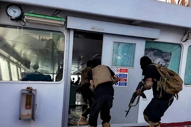 예멘 후티 반군이 라이베리아 국기를 단 벌크선 매직시스호를 공격하고 있다. 8일 후티 반군이 공개한 영상 갈무리. AFP 연합뉴스