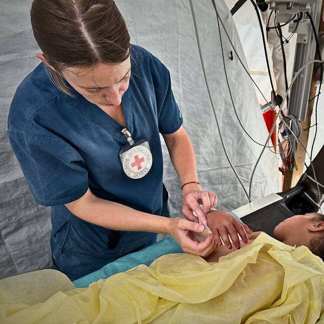 가자지구 라파의 국제적십자위원회(ICRC) 야전병원에서 5~6월 6주간의 의료지원 활동에 나섰던 아일랜드 물리치료사 리케가 어린이를 치료하고 있다. 영국·아일랜드ICRC 엑스 갈무리