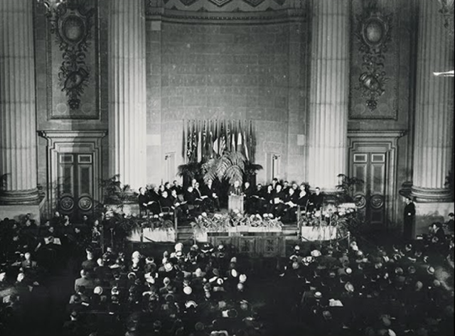 1949년 4월 4일 미국 워싱턴에서 나토 창설 조약을 체결하고 있다. 나토 홈페이지 캡처