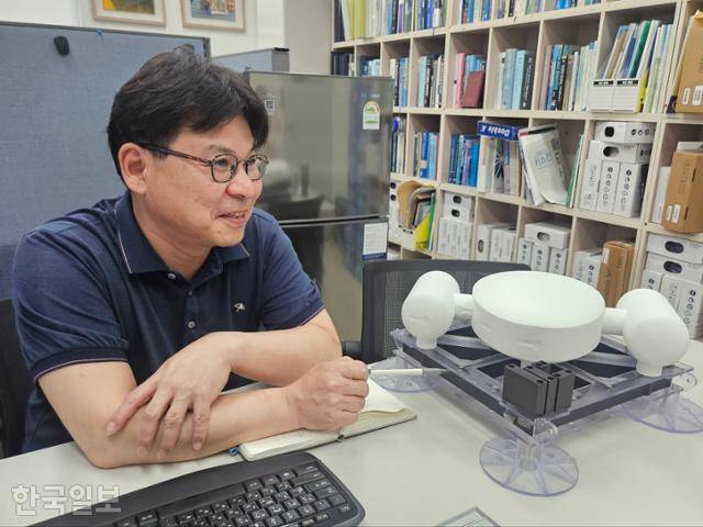 6월 25일 부산 영도구 한국해양과학기술원에서 한택희 책임연구원이 해저기지 모형을 가리키며 설명하고 있다. 부산=김태연 기자