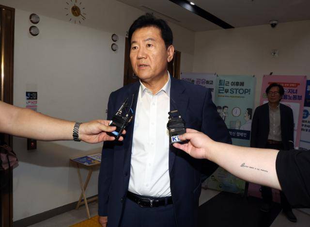 최저임금위원회 사용자위원인 류기정 한국경영자총협회 전무가 10일 정부세종청사에서 열린 12차 전원회의에서 내년 최저임금이 시간당 1만320원으로 결정된 뒤 기자들의 질문에 답하고 있다. 세종=연합뉴스