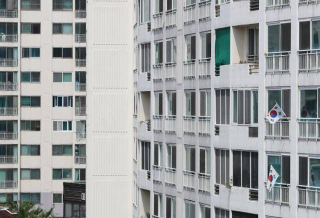 제71주년 제헌절이었던 2019년 7월 17일, 대구의 한 아파트에서 극소수 가구의 베란다에만 게양된 태극기가 쓸쓸하게 펄럭이고 있다. 대구=뉴스1