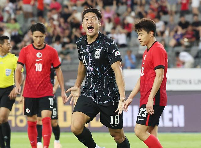 <yonhap photo-4526=""> 이호재 '내가 주인공' (용인=연합뉴스) 홍기원 기자 = 11일 경기도 용인미르스타디움에서 열린 2025년 동아시아축구연맹(EAFF) E-1 챔피언십(동아시안컵) 남자부 2차전 한국과 홍콩의 경기. 골을 넣은 한국 이호재가 기뻐하고 있다. 2025.7.11 xanadu@yna.co.kr/2025-07-11 22:04:10/ <저작권자 ⓒ 1980-2025 ㈜연합뉴스. 무단 전재 재배포 금지, AI 학습 및 활용 금지></yonhap>