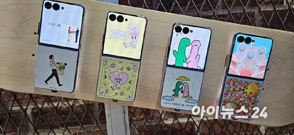 10일(현지시간) 미국 뉴욕 브로드웨이 500번지에 문을 연 '갤럭시 익스피리언스 스페이스'에 전시된 갤럭시Z 플립7 케이스들. [사진=박지은 기자]