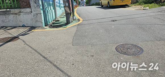 부산 북구 한 중학교 외부 도로에 생활오폐수 맨홀이 보이고 있다. [사진=임승제 기자]