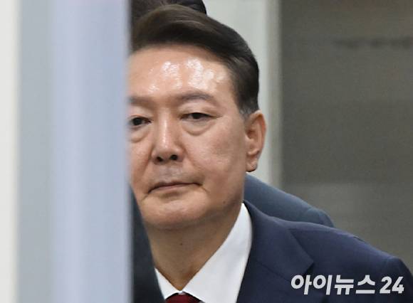 윤석열 전 대통령이 지난 9일 구속 전 피의자 심문(영장실질심사)을 마치고 대기 장소인 서울구치소로 이동하고 있다. [사진=사진공동취재단]