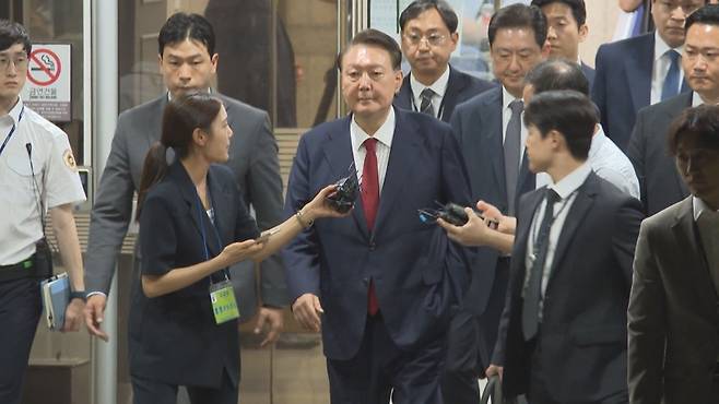 구속 심사를 마친 윤석열 전 대통령이 주머니에 손을 넣고 걸어 나오는 모습