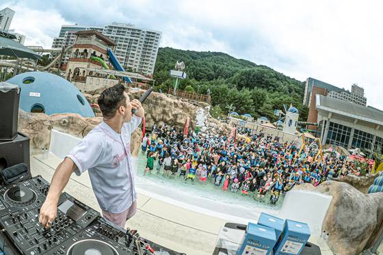 휘닉스파크의 블루캐니언도 매일 오후 EDM 풀파티를 연다. [사진 각 업체]