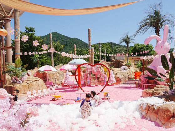 롯데워터파크의 핑크 아일랜드. [사진 각 업체]