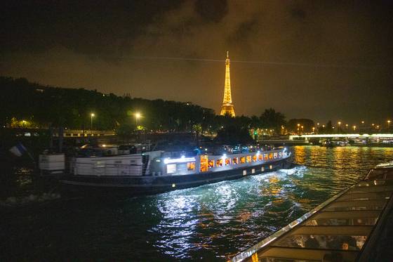 센강 유람선에서 바라보는 에펠탑도 멋지다. 에펠탑은 일몰 후 매 시각 정각 5분 동안 화려하게 반짝인다.