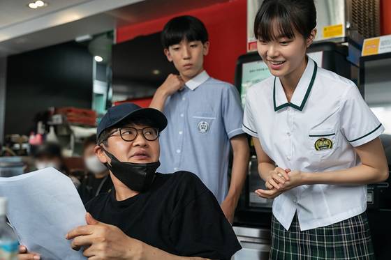 영화 '보통의 가족' 촬영 현장에서 허진호 감독이 아역 배우들과 대화하고 있다. 사진 하이브미디어코프