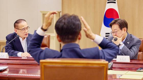 이재명 대통령이10일 서울 용산 대통령실에서 열린 국가안전보장회의(NSC) 전체회의에서 위성락 국가안보실장과 대화하는 모습. 뉴스1