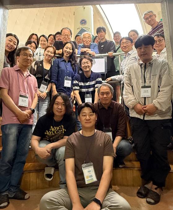 소백산천문대 천체망원경 돔에 모인 사람두들 사진=한국천문연구원