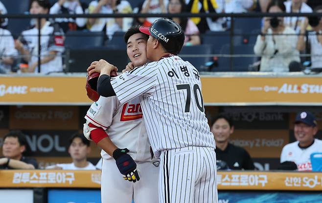 북부리그 올스타의 코치 이병규 LG 2군 감독과 8번 우익수로 나선 아들 SSG 이승민은 뽀뽀 세리머니를 했다. [뉴스1]