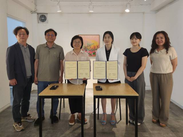 ▲ 춘천학연구소와 문화커뮤니티 금토는 지난 9일 갤러리 공간제로에서 지역 학술 문화 발전 협약을 체결했다.