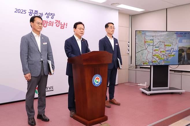 박완수 경남지사가 10일 기자회견을 통해 ‘부산양산울산 광역철도’ 예비타당성조사 통과에 대해 설명하고 있다.