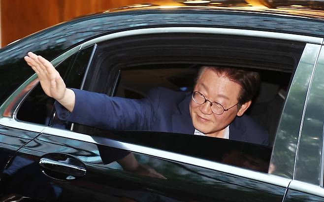 이재명 대통령이 11일 저녁 서울 광화문 인근 한식당에서 식사를 마친 후 시민들에게 손을 흔들고 있다. /사진=연합뉴스