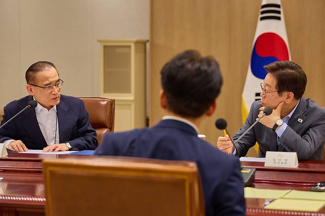 이재명 대통령이 지난 10일 서울 용산 대통령실 청사에서 열린 국가안전보장회의(NSC) 전체회의에 참석해 위성락 국가안보실장과 논의하고 있다. 대통령실 제공