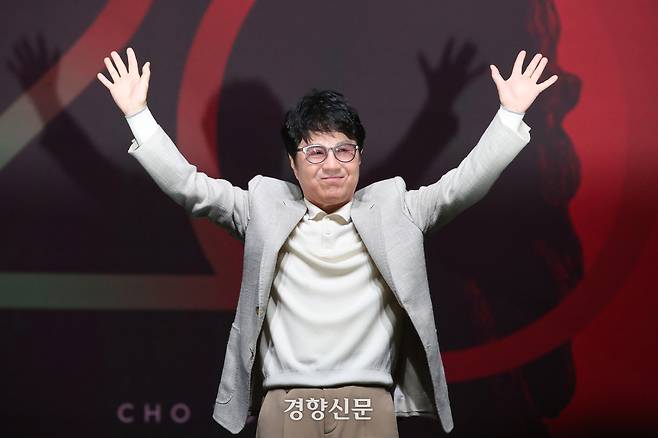 지난해 10월22일 서울 용산구 블루스퀘어 마스터카드홀에서 열린 조용필 20집 발매 기자간담회에서 조용필이 포토타임을 가지고 있다. 경향신문 자료