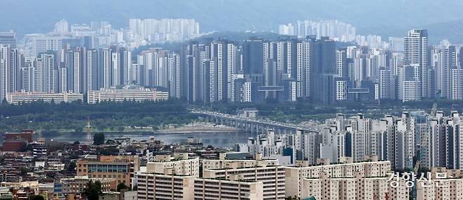 지난달 29일 서울 남산 간이전망대에서 바라 본 강남 일대의 고급 아파트 단지. 서성일 선임기자