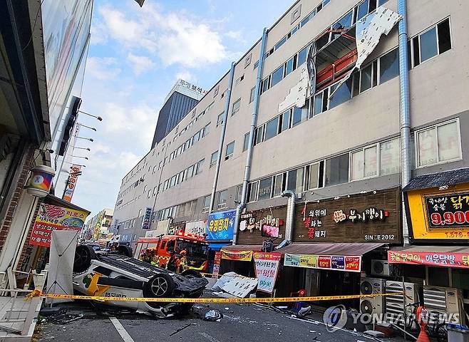 11일 오후 광주 북구 일곡동 한 주차타워 4층에서 택시가 1층으로 떨어져 소방 당국이 수습 작업을 하고 있다. 연합뉴스