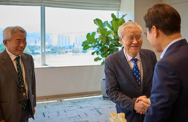 이재명 대통령이 11일 서울 용산 대통령실에서 정규재 전 한국경제신문 주필(왼쪽 첫번째) 및 조갑제 전 월간조선 편집장(가운데)과 오찬 회동에 앞서 인사하고 있다. 대통령실 제공