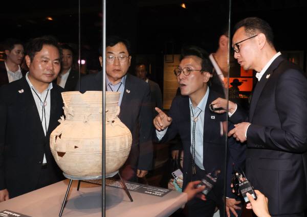 김민석 국무총리가 11일 경북 경주시 국립경주박물관 신라역사관을 방문해 유물을 살펴보고 있다. 2025.7.11 연합뉴스