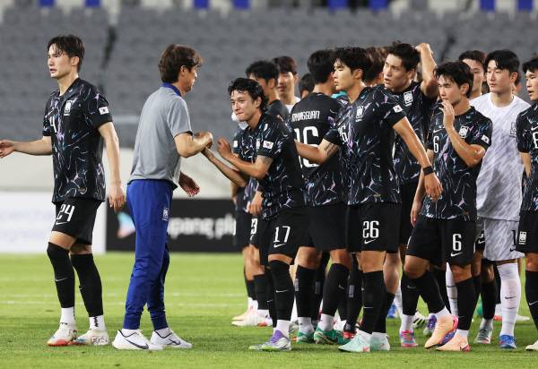 11일 경기도 용인미르스타디움에서 열린 2025년 동아시아축구연맹(EAFF) E-1 챔피언십(동아시안컵) 남자부 2차전 한국과 홍콩의 경기. 2-0으로 승리한 한국 홍명보 감독이 선수들과 인사하고 있다. 연합뉴스