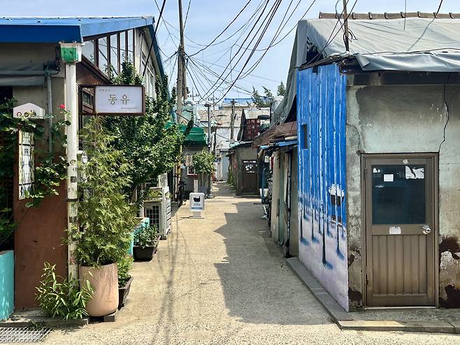 An alleyway in Mullae-dong in Yeongdeungpo District, western Seoul [LEE JIAN]