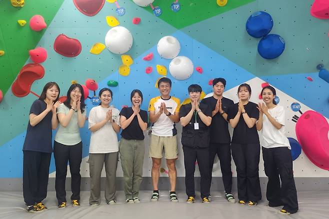 직원들과 실내암벽을 즐기는 박석희 국립춘천숲체원장(가운데). 국립춘천숲체원