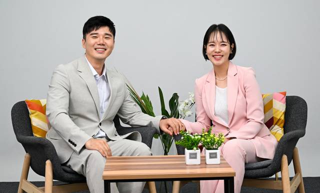 부부 찬양 사역팀 힐링남녀 강원구(왼쪽) 모리아(본명 송진희) 목사가 지난 4일 서울 여의도 국민일보빌딩에서 서로의 손을 잡고 환하게 웃고 있다. 신석현 포토그래퍼