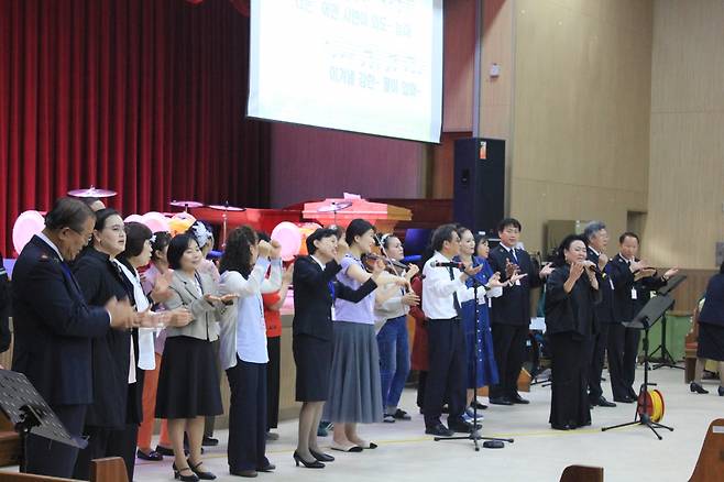 외부 사역팀이 지난 5월 공주교도소를 찾아 재소자들과 함께 찬양하고 있다. 김 사관 제공