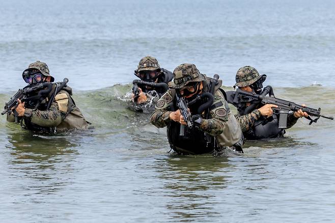 육군 특수전사령부 예하 귀성부대가 지난 7일부터 11일까지 충남 태안 안면도 일대에서 해상침투훈련을 실시했다고 11일 밝혔다. 귀성부대 특전대원들이 해상은밀침투 훈련을 하고 있다. 육군 제공