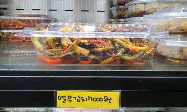 인천 미추홀구의 한 반찬가게에서 폭염으로 인해 열무값이 올라 평소 5천원에 판매하던 열무김치를 40% 인상한 7천원에 판매하고 있다. 장민재 기자