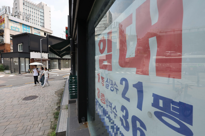 서울 서대문구 이화여대 앞 상점가 폐업 상가에 임대문의 안내문이 붙어 있다. 2024.8.25 [한주형 기자]