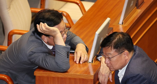 국민의힘 송언석 비상대책위원장 겸 원내대표(왼쪽)가 10일 국회 본회의에서 정점식 의원과 대화하고 있다. (사진=연합뉴스)