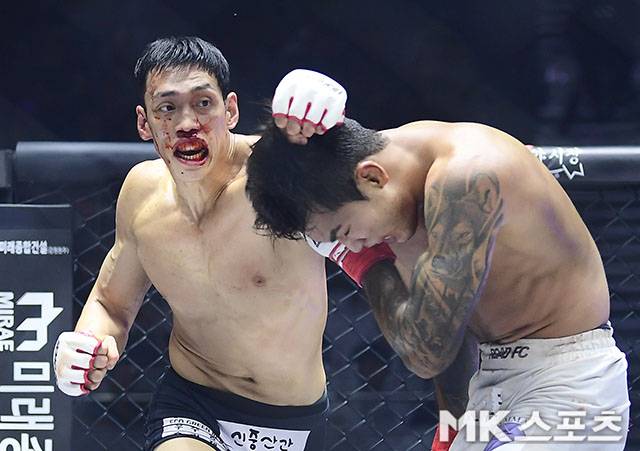윤태영이 2025년 6월 서울특별시 중구 장충체육관 로드FC73 2부 제4경기 웰터급 5분×3라운드에서 박시원을 공격하고 있다. 박시원은 제4대 로드FC 라이트급 챔피언을 지냈다. 사진(서울 장충동)=김영구 기자