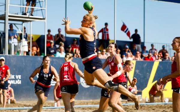 사진 2025 EHF 비치 핸드볼 유럽선수권대회 여자부 노르웨이와 폴란드 경기 모습, 사진 출처=유럽핸드볼연맹