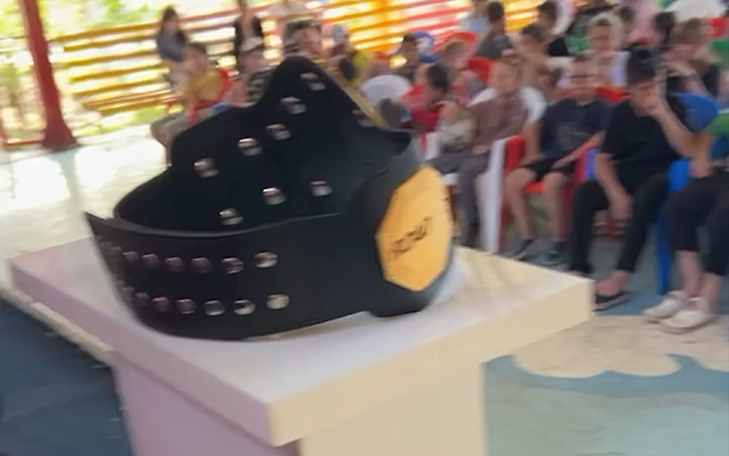 카밀 마고메도프가 2025년 6월 제2회 글로벌 토너먼트 우승으로 획득한 제6대 로드FC 라이트급 챔피언 자격으로 7월 러시아 다게스탄공화국 이즈베르바시를 찾았다. 챔피언 벨트와 행사장 환영 인파. 사진@universal.fighters_at.izberg