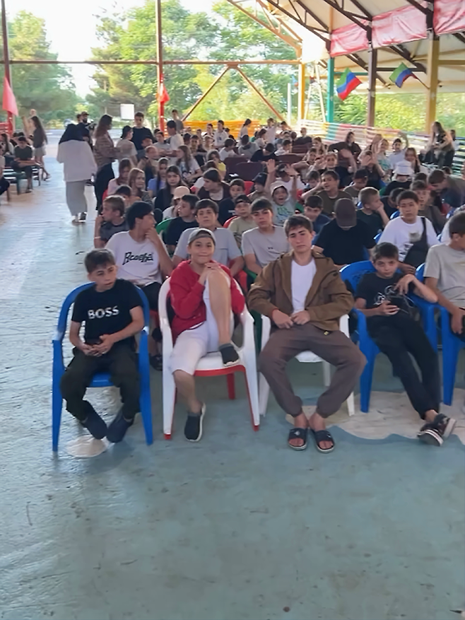 카밀 마고메도프가 2025년 6월 제2회 글로벌 토너먼트 우승으로 획득한 제6대 로드FC 라이트급 챔피언 자격으로 7월 러시아 다게스탄공화국 이즈베르바시를 찾았다. 행사장 환영 인파. 사진@universal.fighters_at.izberg