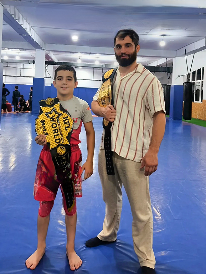 카밀 마고메도프가 2025년 6월 제2회 글로벌 토너먼트 우승으로 획득한 제6대 로드FC 라이트급 챔피언 자격으로 7월 러시아 다게스탄공화국 이즈베르바시를 찾았다. 사진@kfl_mma