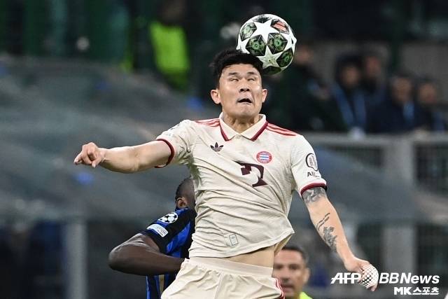 ‘tz’는 “바르셀로나의 데쿠 단장은 우파메카노의 플레이 스타일, 김민재의 빌드업, 태클 능력을 모두 높이 평가하고 있다. 특히 뮌헨과 유사한 축구 철학을 추구하는 (한지)플릭 체제에서 두 선수 모두 전술적으로 잘 맞을 수 있다는 판단이다”라고 이야기했다. 사진=AFPBBNews=News1